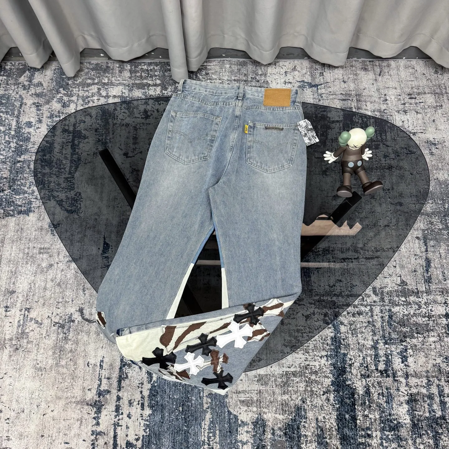 P280 Chrome Heart ｜Chrome Heart CH Heavy Industry Horsehair Spliced Flared Leather Jeans- 7*7 tannin 13.5 ammonia blue cow fabric, spliced with different colors of distressed denim, complete set of denim washing processes such as stone grinding, desizing, malaysian, hand rubbing, hanging grinding, fermentation washing, full spray, cat suede, etc. The genuine leather cross is made of natural horse hair and first-layer sheepskin. Because of the natural color of horse hair, different parts of the fur have different shades, and each pair is different, which is different from the imitation leather on the market. Each pair is the same; because the trousers are custom-made cross genuine leather trousers, they need to be disassembled many times, which is troublesome to sew and the shipment is very slow. Color: Spliced blue Size: 28 30 32 34 36